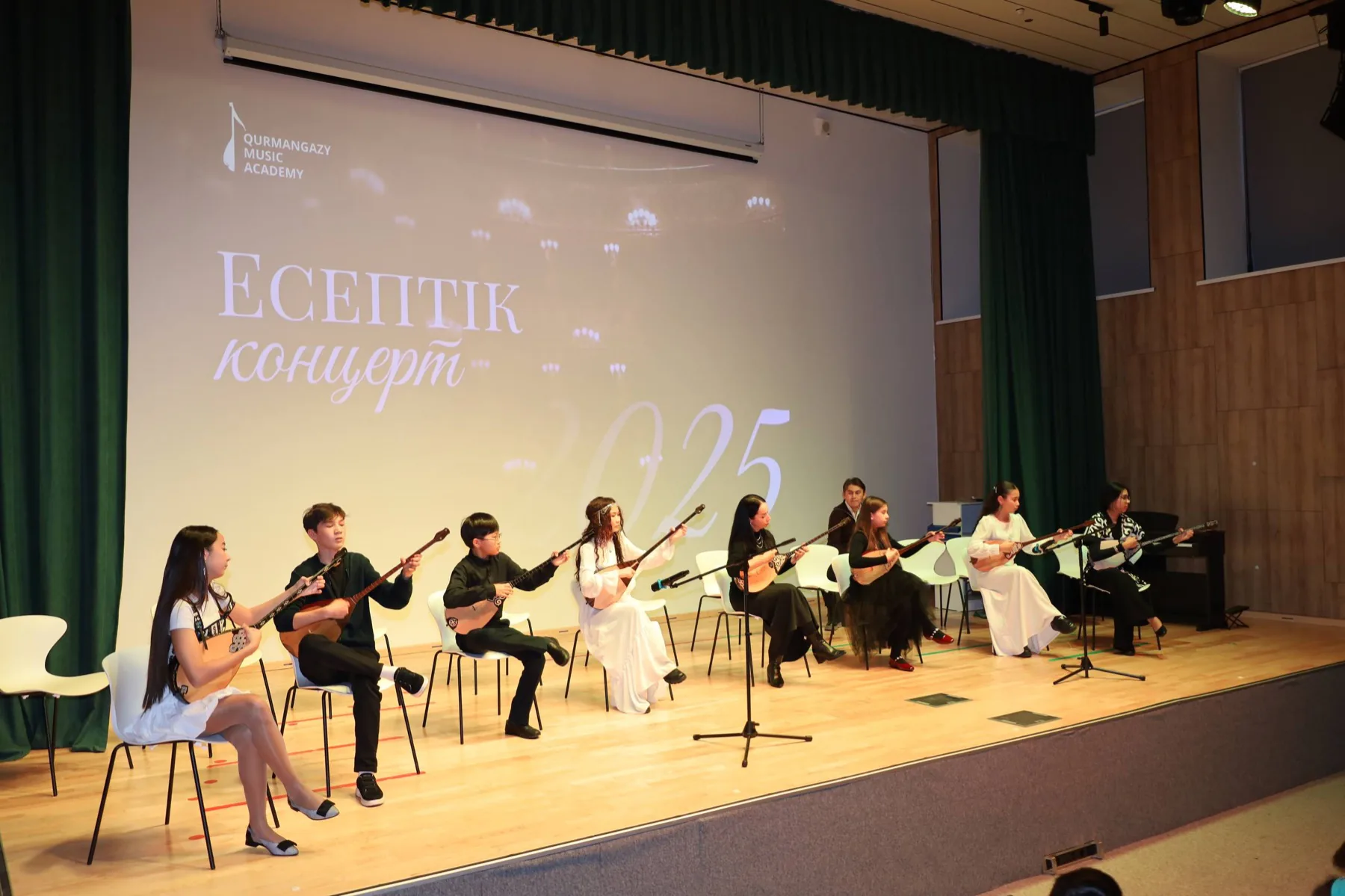 Детский музыкальный ансамбль на сцене