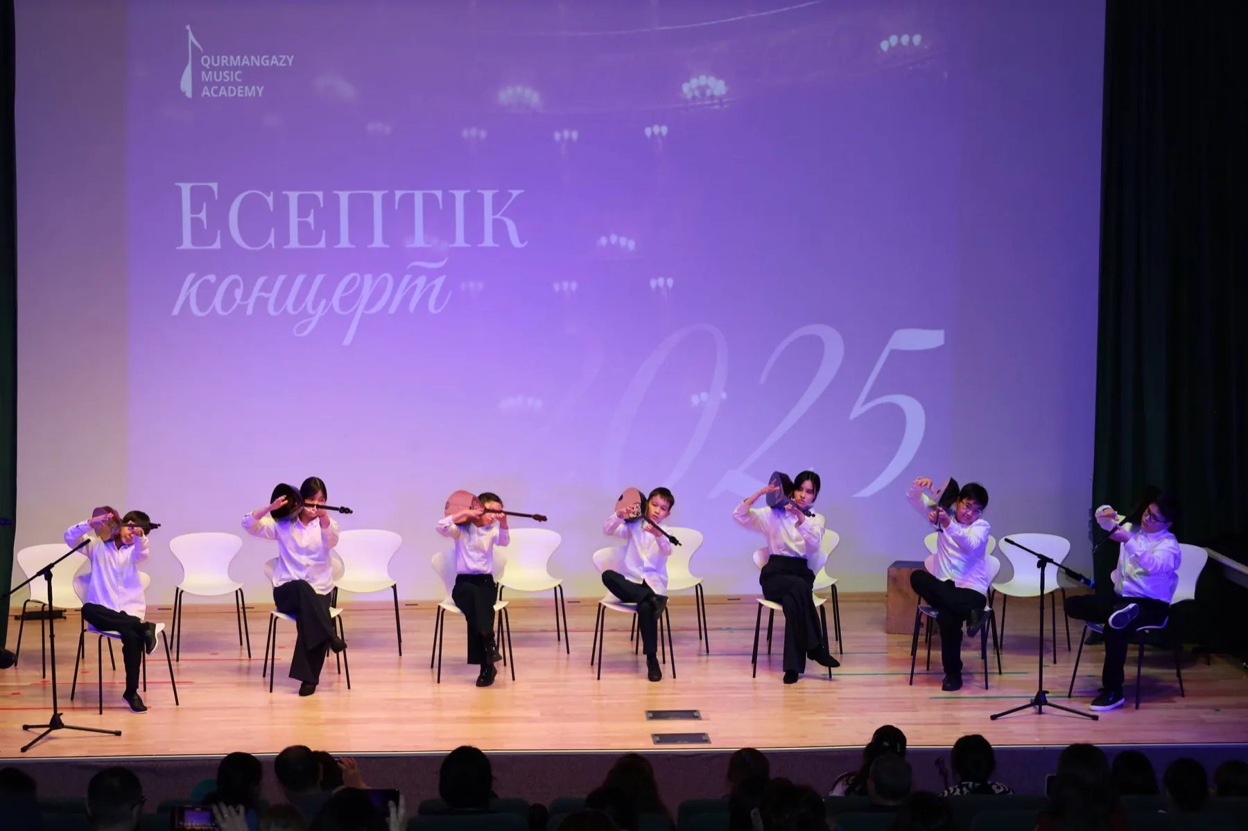 Ансамбль скрипачей выступает на концерте