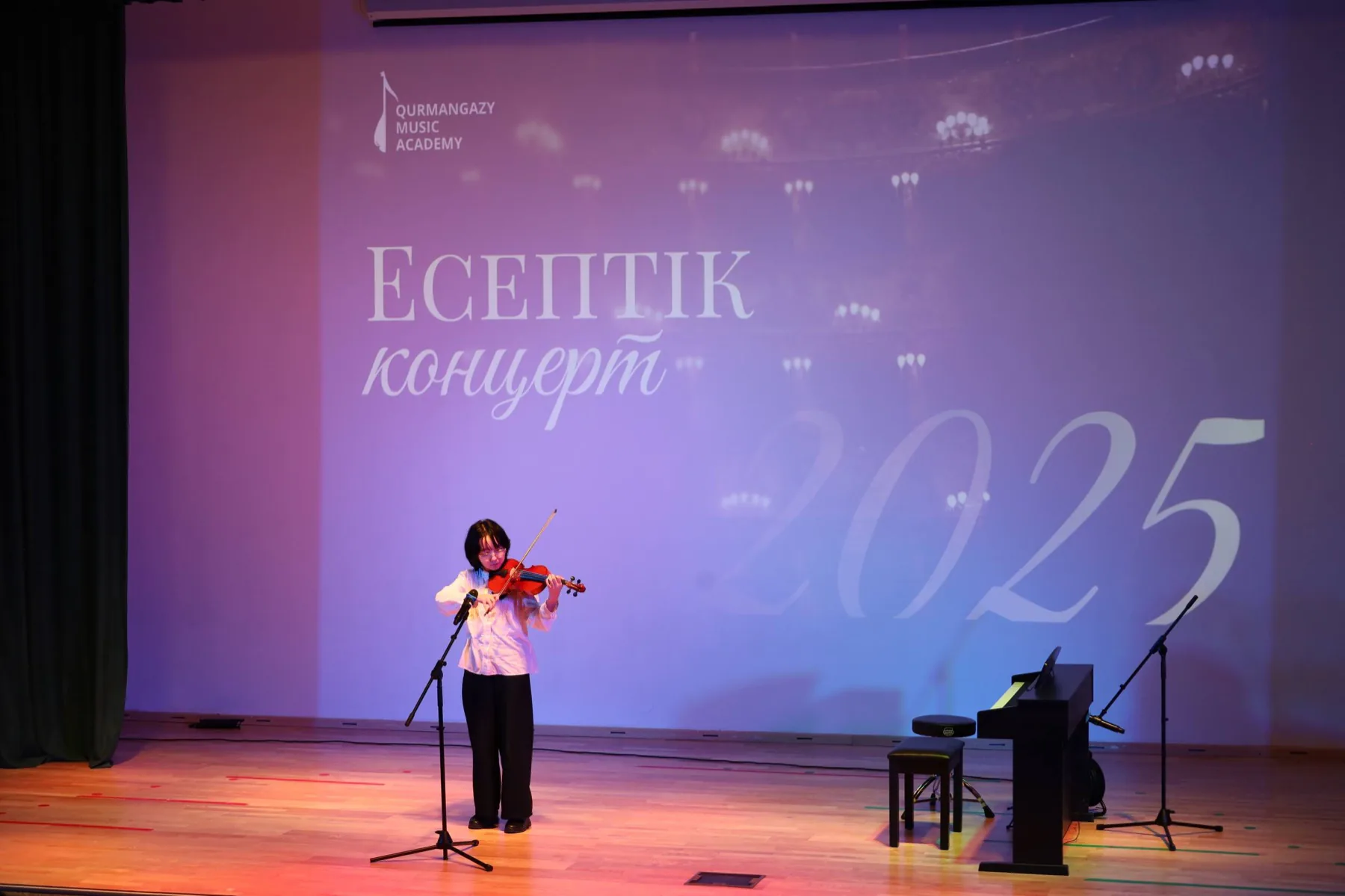 Юная скрипачка выступает соло